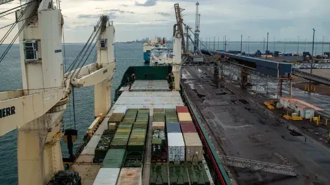 A military sealift ship arrives in Darwin with a cargo for U.S. Marine Corps troops, 2022 (USMC file image)